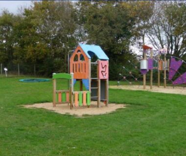 Aire de jeux sur pelouse avec structure en bois au Bungalow 3 chambres