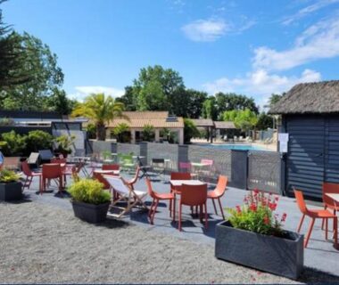 Terrasse avec chaises et piscine du Bungalow 3 chambres