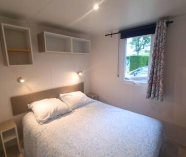 Chambre avec lit double et fenêtre donnant sur l'extérieur dans le Bungalow 3 chambres