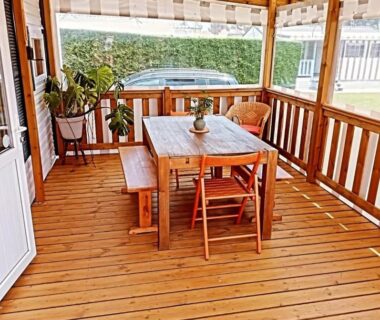 Terrasse couverte avec table et bancs du Bungalow