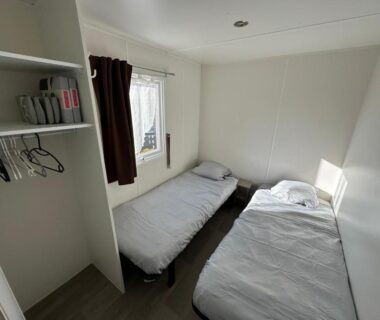 Chambre avec deux lits simples dans le Bungalow 4-6 personnes