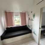Intérieur avec banquette près de la fenêtre du Bungalow 4-6 personnes