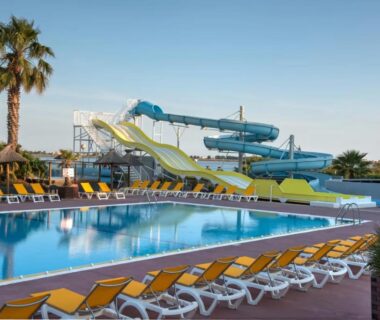 Piscine extérieure avec toboggans et transats au Bungalow 4-6 personnes