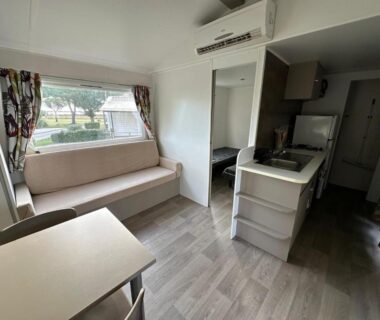 Séjour avec banquette table et kitchenette dans le Bungalow 4-6 personnes