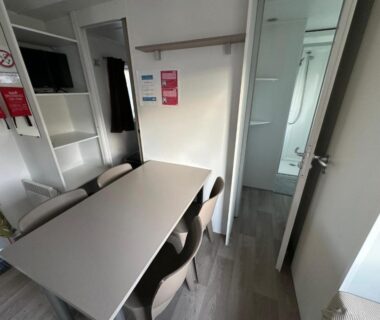 Coin repas intérieur avec table et chaises dans le Bungalow 4-6 personnes