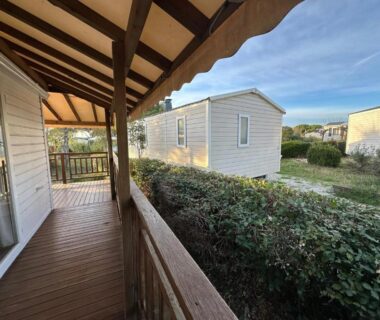 Terrasse en bois donnant sur mobil-homes et jardin du Bungalow 4-6 personnes