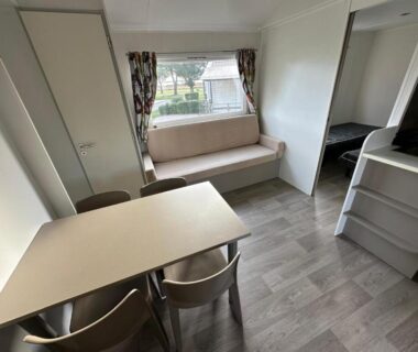 Séjour avec coin repas et kitchenette du Bungalow 4-6 personnes