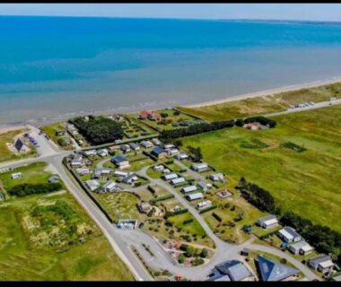 Côte et bungalows alignés près de la plage au Bungalow