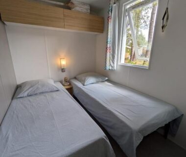 Chambre avec deux lits simples dans le Bungalow