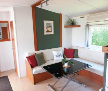 Salon avec canapé d'angle et table basse dans le Bungalow