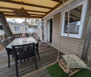 Terrasse avec table et balancelle du Bungalow