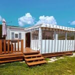 Terrasse en bois avec véranda et parasol au Bungalow