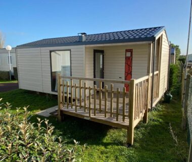 Extérieur avec terrasse en bois du Bungalow Bord de mer