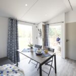 Salon lumineux avec table et canapé dans le Bungalow Bord de mer
