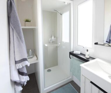 Salle d'eau avec douche et lavabo dans le Bungalow Bord de mer