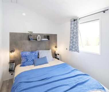 Intérieur chambre lit double et fenêtre dans le Bungalow Bord de mer