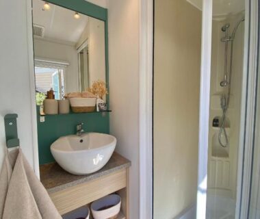 Salle de bain compacte avec lavabo miroir et douche du Bungalow Camping Parc Montana