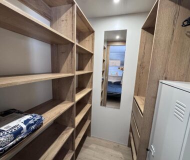 Dressing avec étagères en bois et miroir dans le Bungalow Casita