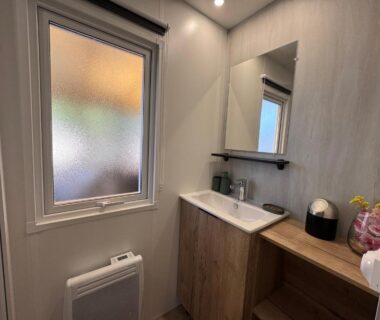 Salle de bain avec lavabo et miroir dans le Bungalow Casita