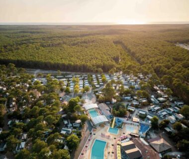 Vue aérienne du camping avec piscines et emplacements du Bungalow Casita