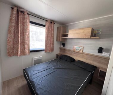 Chambre avec lit double et fenêtre dans le Bungalow Casita