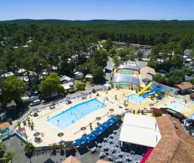 Vue aérienne de l aire aquatique avec piscines et toboggans au Bungalow Casita