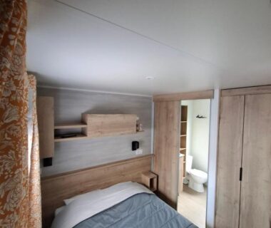 Chambre avec lit et salle d'eau visible dans le Bungalow Cinéric Nouveau 2026