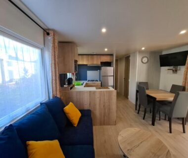 Intérieur avec salon et kitchenette du Bungalow Cinéric Nouveau 2026