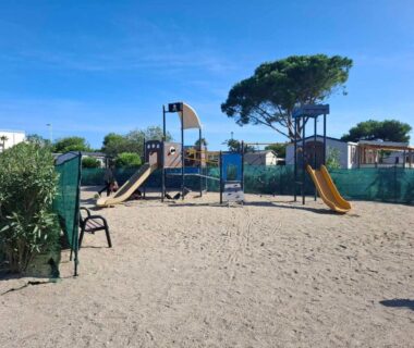 Aire de jeux sablonneuse avec toboggans au Bungalow Cinéric Nouveau 2026