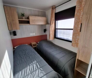 Chambre avec deux lits simples et rangements dans le Bungalow Cinéric Nouveau 2026