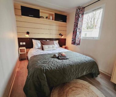 Intérieur chambre avec lit double et télévision dans le Bungalow Cosy équipé