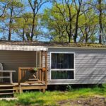 Terrasse en bois devant mobil-home au Bungalow Cosy équipé