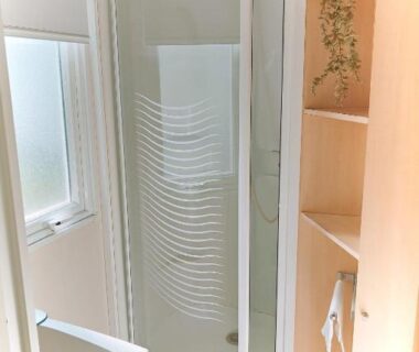 Salle de bain avec cabine de douche dans le Bungalow Cosy équipé