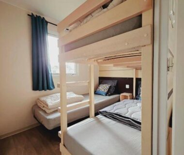 Chambre avec lits superposés et lit simple dans le Bungalow Cosy équipé