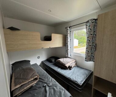 Chambre avec trois lits et placard du Bungalow Lodge 2 chambres