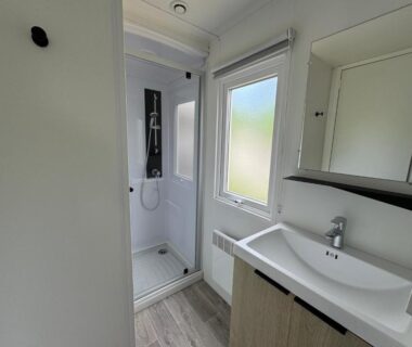 Salle de bain avec douche et lavabo du Bungalow Lodge 2 chambres