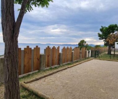 Terrasse avec palissade et chemin vers la mer au Bungalow Mobile Home de Luxe Vue Mer Saint-Raphaël 4 personnes