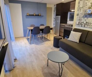 Séjour avec canapé et cuisine ouverte dans le Bungalow Mobile Home de Luxe Vue Mer Saint-Raphaël 4 personnes