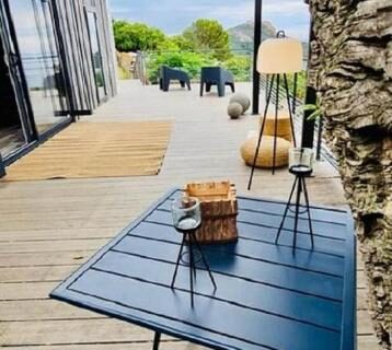 Terrasse bois table chaises pergola vue mer dans le Bungalow Mobile Home de Luxe Vue Mer Saint-Raphaël 4 personnes