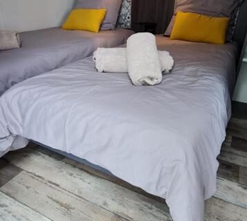 Chambre avec deux lits et serviettes dans le Bungalow Mobile Home de Luxe Vue Mer Saint-Raphaël 4 personnes