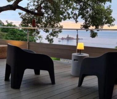Terrasse en bois avec chaises et vue mer au Bungalow Mobile Home de Luxe Vue Mer Saint-Raphaël 4 personnes