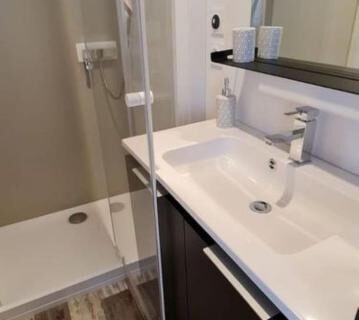 Salle de bain avec douche et lavabo dans le Bungalow Mobile Home de Luxe Vue Mer Saint-Raphaël 4 personnes