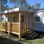 Terrasse en bois et façade du mobil home à Saint Julien en Born du Bungalow Natherem