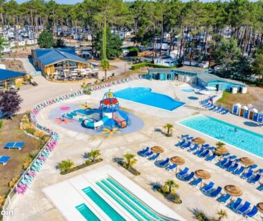 Piscine extérieure avec toboggan et transats au Bungalow Natherem