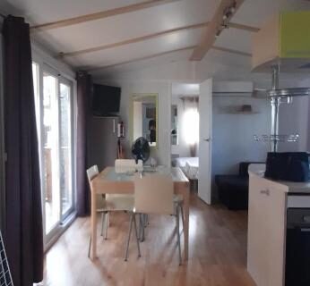 Intérieur avec coin repas et cuisine du Bungalow Natherem