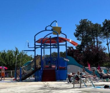 Aire de jeux aquatique avec toboggans et seau basculant au Bungalow Natherem
