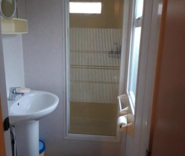 Salle de bain avec lavabo et cabine de douche du Bungalow a hyeres