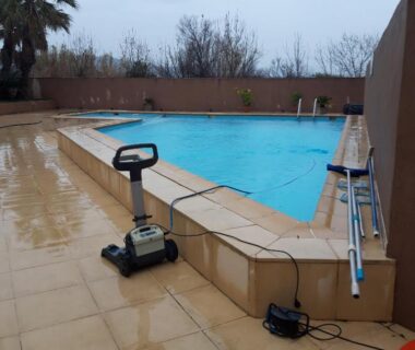 Bord de piscine avec robot nettoyeur au Bungalow a hyeres