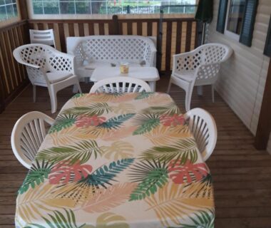 Véranda aménagée avec table et chaises dans le Bungalow a hyeres