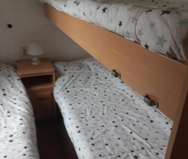 Intérieur chambre avec lits superposés et chevet dans le Bungalow a hyeres